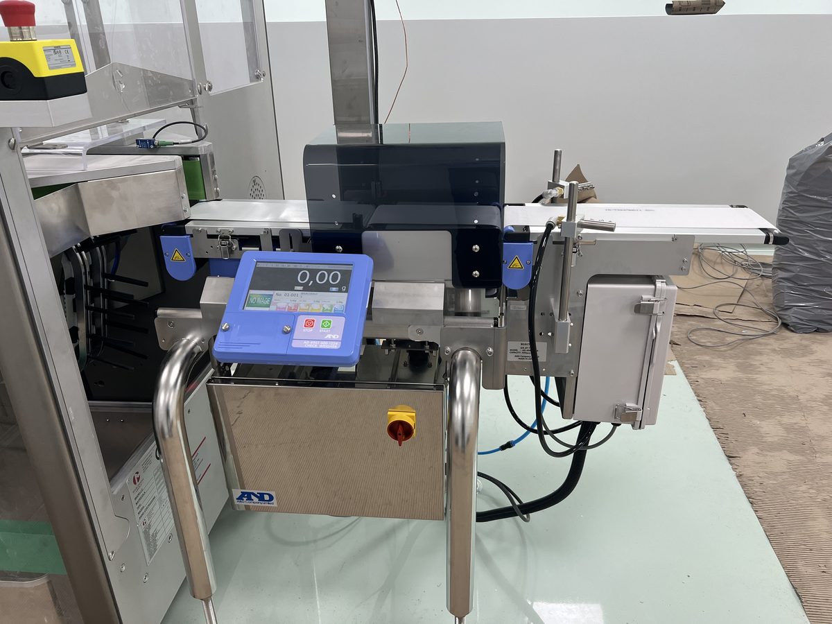 Línea de control de peso A&D en planta farmacéutica